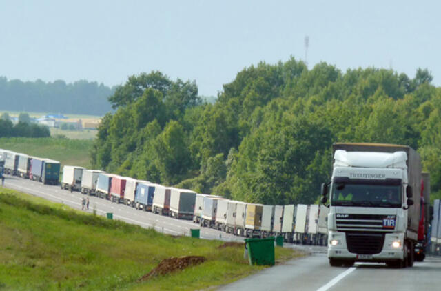 Sprendžiama, kaip mažinti sunkvežimių ir autobusų išmetamo CO2 kiekį