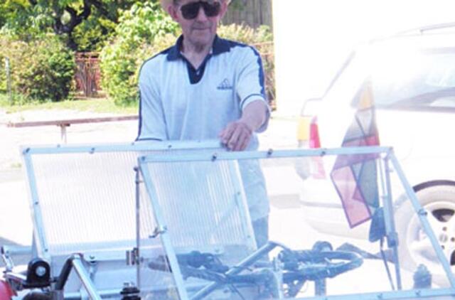 Su­konst­ruo­tas elekt­ro­mo­bi­lis su dviem va­rik­liais