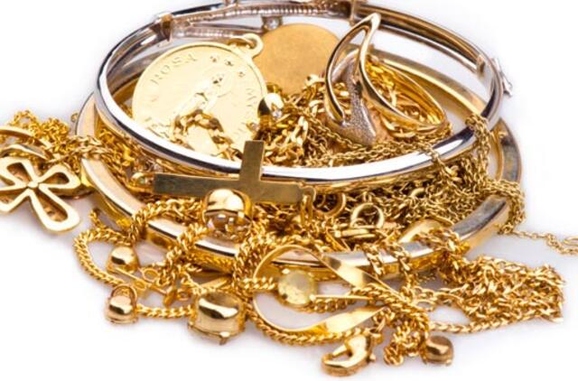 Tamsaus gymio vyrai pardavė netikrus aukso dirbinius