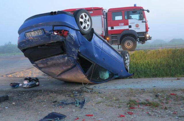 Apsivertė girta jauna vairuotoja