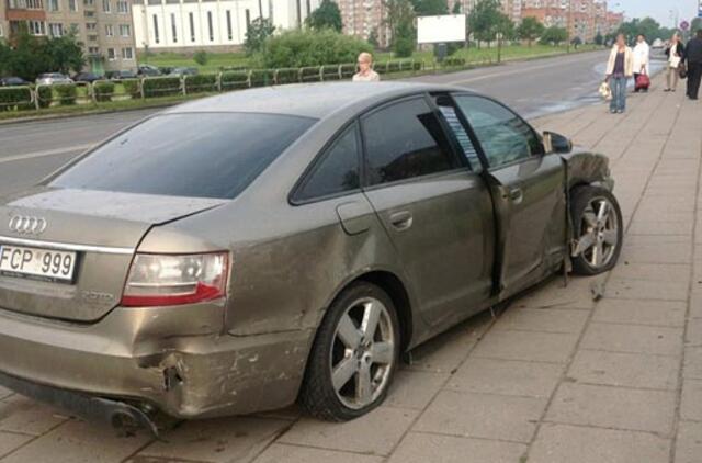 Po susidūrimo sankryžoje "Audi A6" - ant šaligatvio