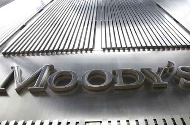 "Moody's" mažina Rusijos skolinimosi reitingo perspektyvą