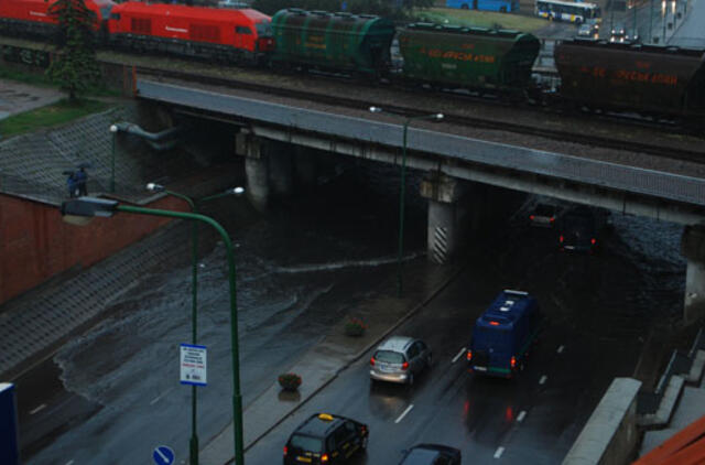 Po viaduku - daug vandens ir pamestų numerių