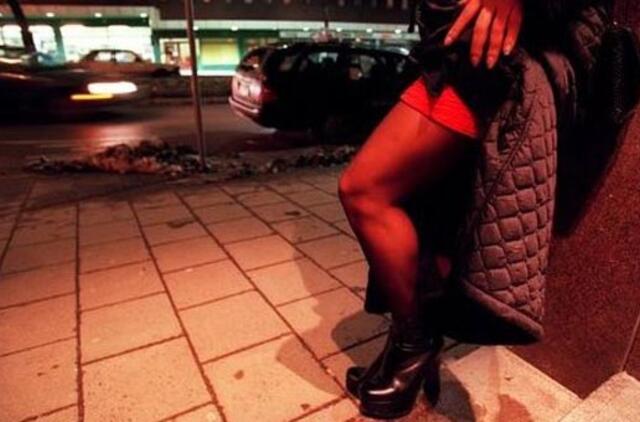 Siūlo kriminalizuoti seksualinių paslaugų pirkimą, o prostitučių nebausti