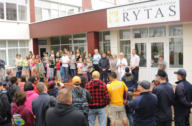 JAV kariai aplankė vaikų globos namus