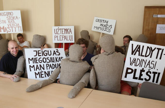 "Kaligulos" aktoriai per audrą bėgiojo nuogi