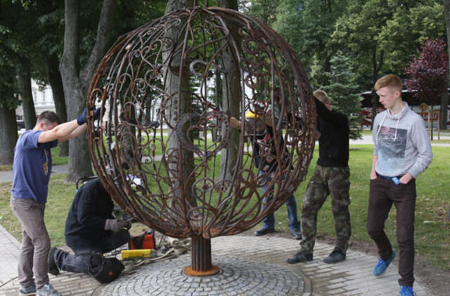 "Meilės medis" augins amžinos meilės spynas