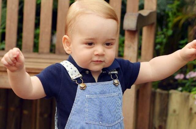 Netrukus pirmąjį gimtadienį švęsiantis princas Džordžas tvirtai stovi ant kojų