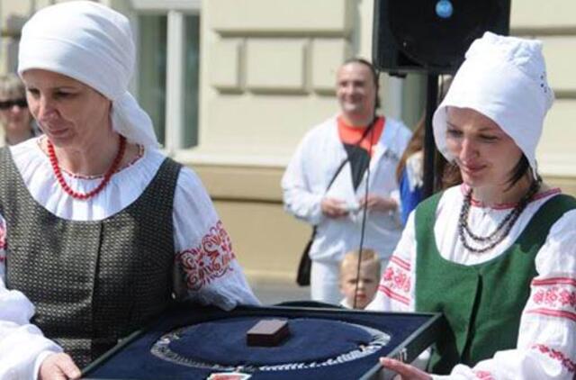 Politikai galanda karo kirvius