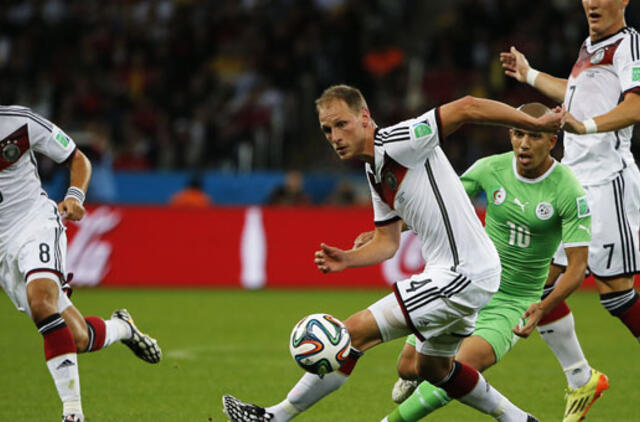 Vokietijos futbolininkai pasaulio čempionato aštuntfinalyje alžyriečius įveikė tik po pratęsimo