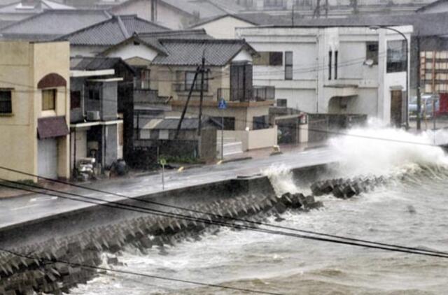 Dėl taifūno "Halong" daugiau nei 1 mln. japonų raginami evakuotis