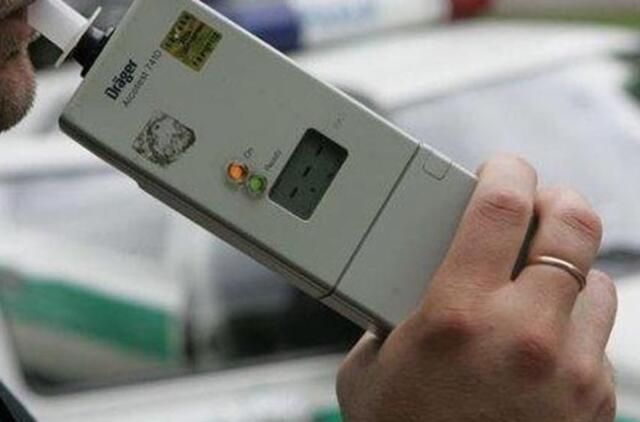 Girtas kaip maišas vairuotojas bandė išsipirkti kyšiu