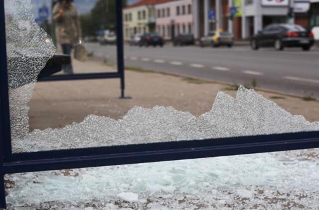 Išdaužyti autobusų stotelių stiklai