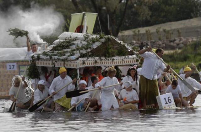 Latvijoje vyko tradicinė iš tuščių pieno pakelių pagamintų plaustų regata