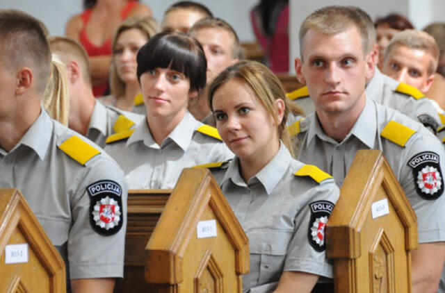 Policijos mokyklos absolventams įteikti diplomai