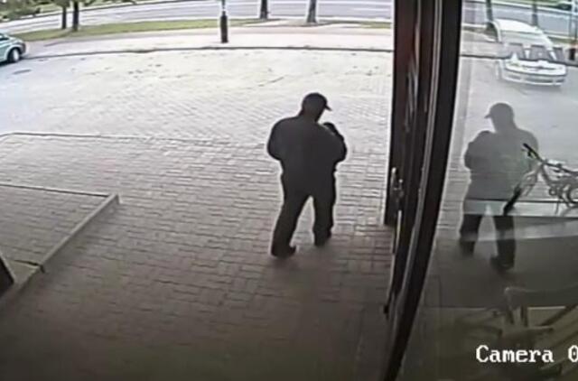 Prieš dviračio vagystę pamaldus vagis persižegnojo