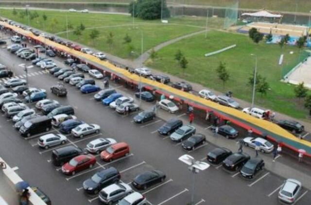 Rekordinę Vienybės vėliavą siuvo 160 savanorių