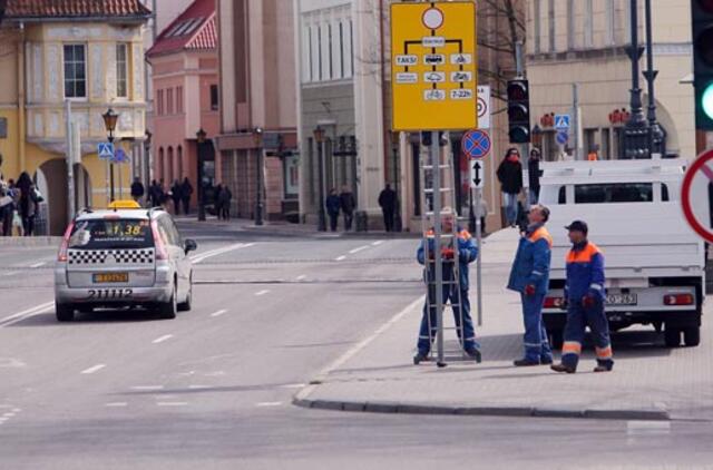 Tiltų gatvė: vėl uždraus važiuoti lengvajam transportui
