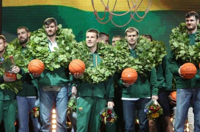 Lietuvos krepšininkai pasveikinti Rotušės aikštėje