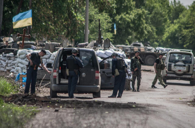 Kijevas: Luhansko oro uoste ukrainiečių pajėgos kaunasi su Rusijos tankų divizijos daliniais