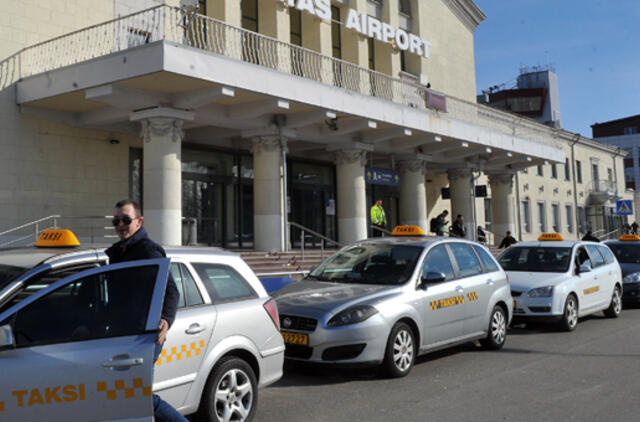 Mokesčių inspektoriai prigriebė Vilniaus oro uoste dirbančius taksi