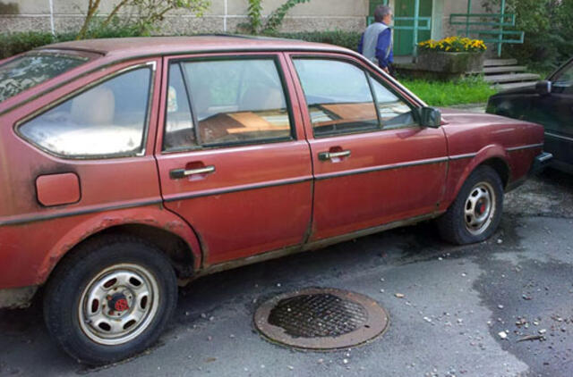 Pradedami išregisruoti automobiliai be techninės apžiūros ir draudimo