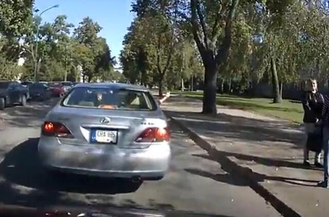 "Pagauk gaidelį": panelės svarbiau už saugų vairavimą