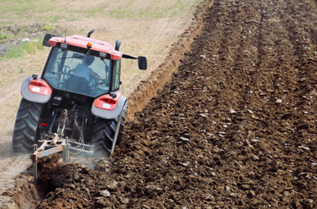 Raseiniuose traktorius mirtinai partrenkė neblaivų vyrą