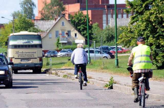 Seimas atmetė siūlymą, kad dviratininkai vėl galėtų važinėti be ryškiaspalvių liemenių