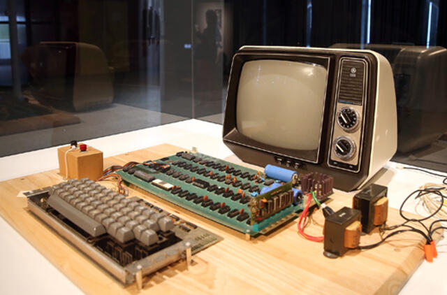 Aukcione už rekordinę kainą parduotas vienas pirmųjų "Apple" kompiuterių