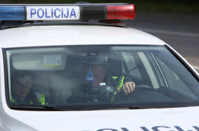 Chuliganas išdaužė policijos automobilio langą