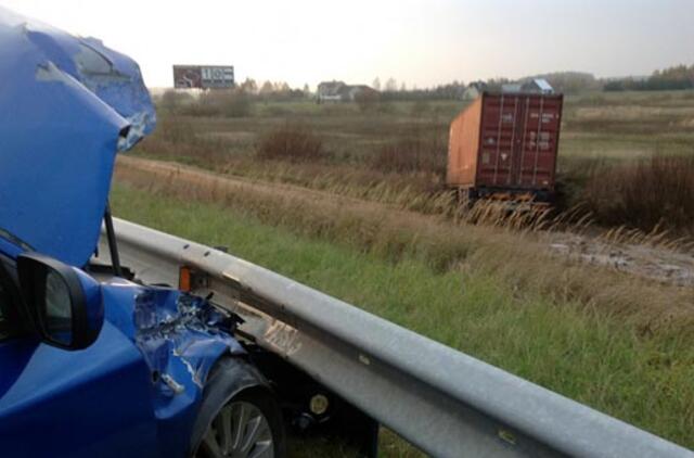 Girtas vairuotojas nuo kelio nubloškė vilkiką