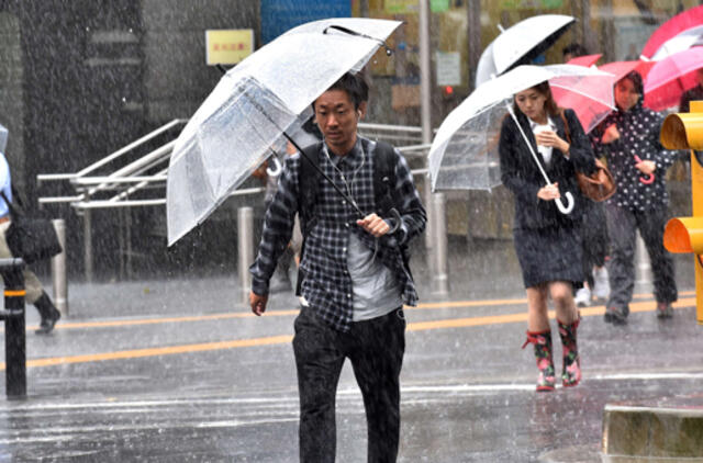 Japonijoje dėl taifūno beveik 2 milijonams žmonių rekomenduota evakuotis, yra aukų