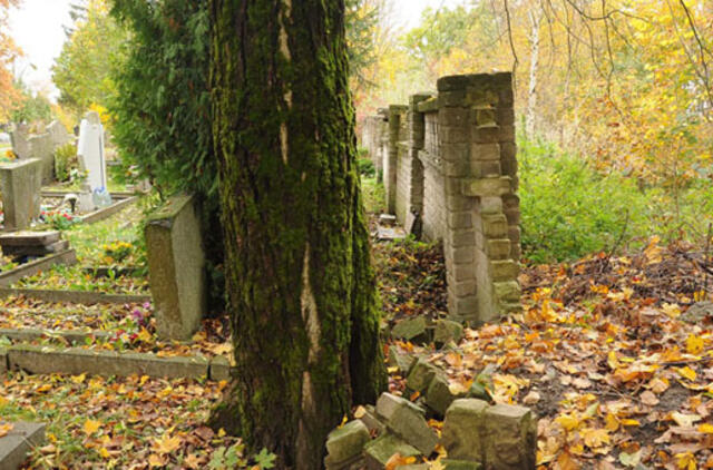 Kapinių tvorą žada remontuoti kitąmet