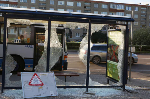 Klaipėdoje išdaužyti stotelių paviljonų stiklai