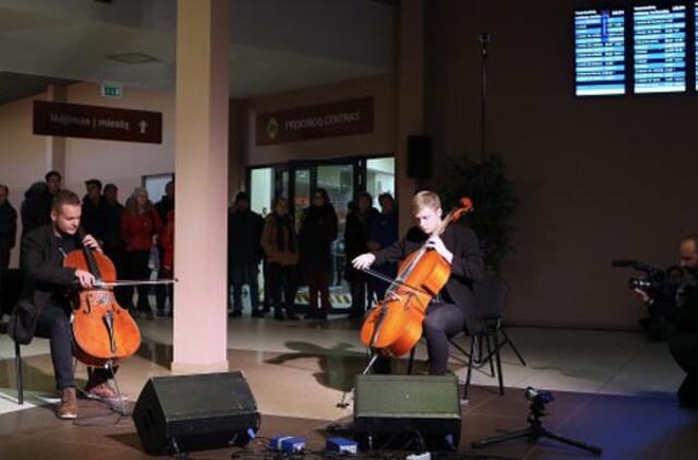 Klaipėdos autobusų stotyje skambėjo violončelių garsai