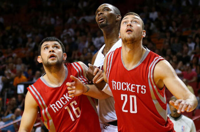 Krepšininkas Donatas Motiejūnas NBA ikisezoninėse rungtynėse pelnė 5 taškus