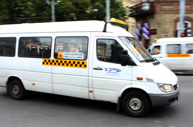 Neblaivus vairuotojas susidūrė su maršrutiniu autobusu