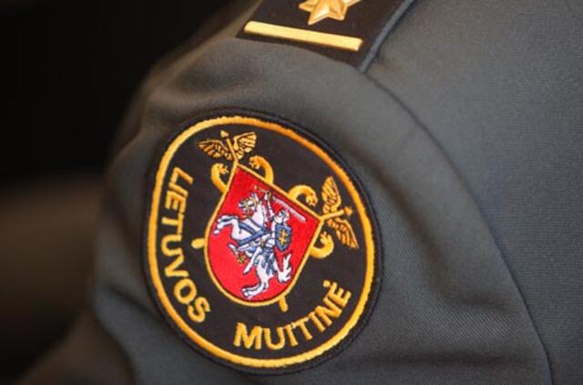 Nesustojęs motociklininkas - muitinės inspektorius-naras