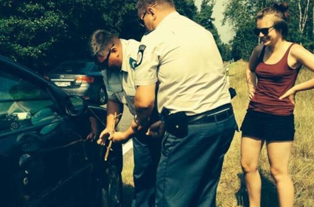 Pareigūnai merginai padėjo pritvirtinti duslintuvą