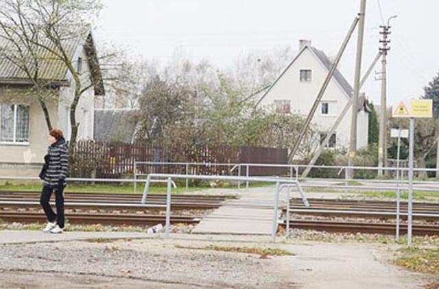 Per geležinkelio bėgius - viaduku su liftais