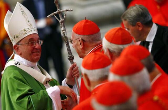 Popiežius pradėjo sinodą santuokos ir šeimos tema