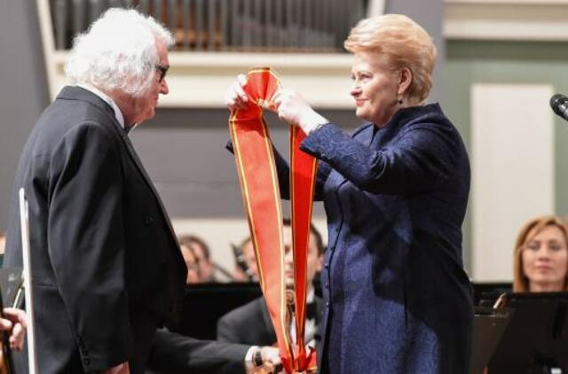Prezidentė profesoriui Juozui Domarkui įteikė valstybinį apdovanojimą