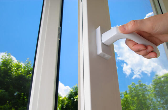 Pro langą iškrito neblaivi trisdešimtmetė