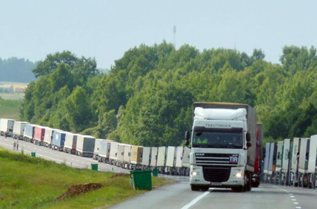 Dėl neaiškių vilkikų bus kreipiamasi į policiją