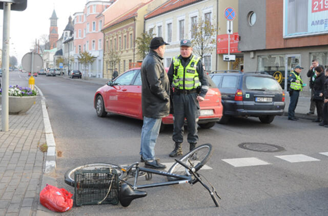 Miesto centre partrenktas dviratininkas