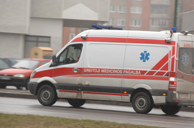 Po avarijos besigelbėjantį jaunuolį prispaudė elektros stulpas