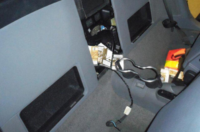 Sportiniame kabriolete muitininkai aptiko kontrabandos slėptuvę