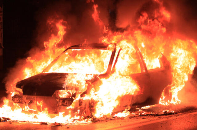 Sportininkų gatvėje degė bendrovei priklausantis "Audi"