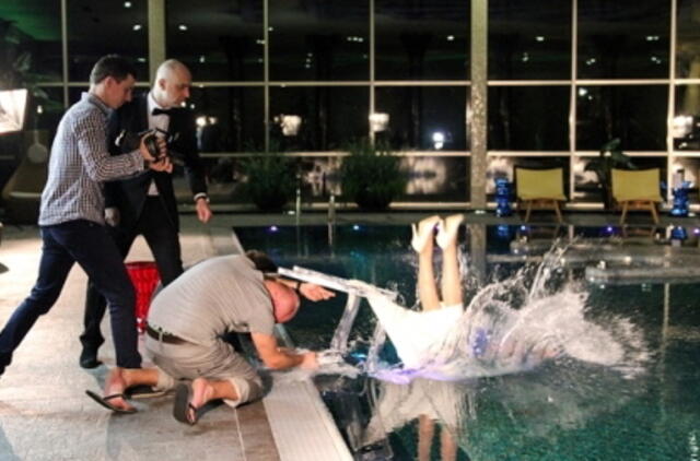 Algis Ramanauskas-Greitai įmetė nemokančią plaukti gražuolę į baseiną